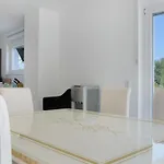 Neubau 1 *
