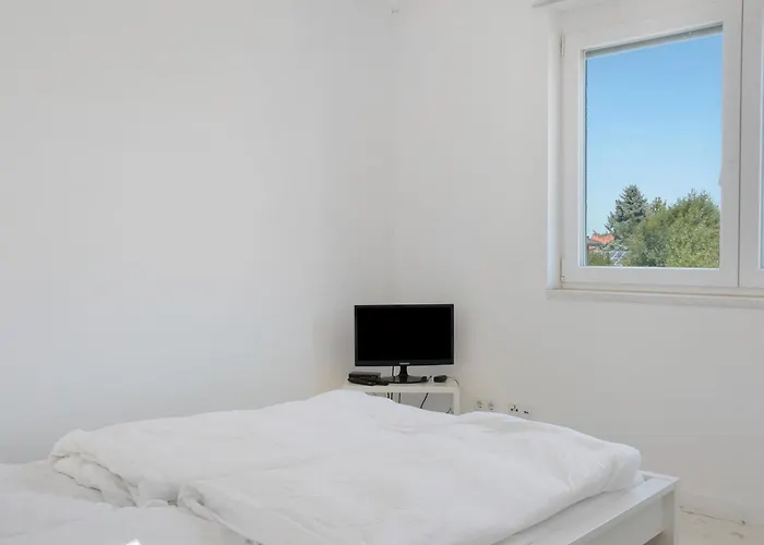 Neubau 1 *